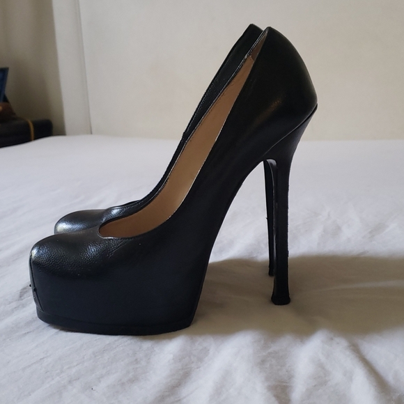 Shoes - Picture 2 of 4